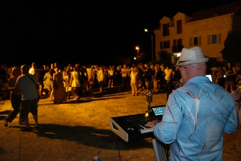 Tradicionalna Fešta od ribe i vina u Lepetanima okupila veliki broj posjetilaca