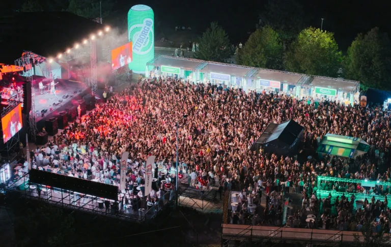 (FOTO/VIDEO) Spektakularan početak šestog Montenegro Beer Festa: Cetinje bilo epicentar muzike, energije i nezaboravne atmosfere